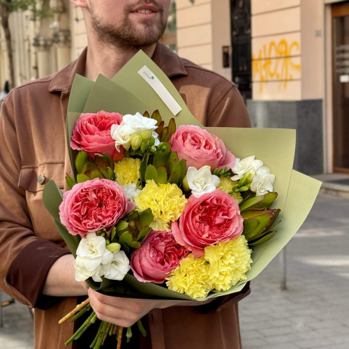 Яскравий букет з півонієвидними трояндами «Весела Олександра»