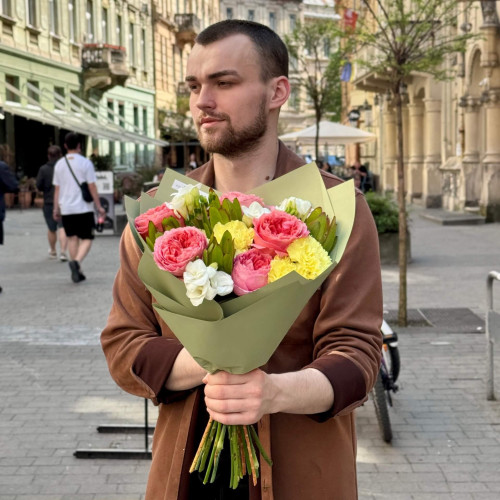 Яскравий букет з півонієвидними трояндами «Весела Олександра»