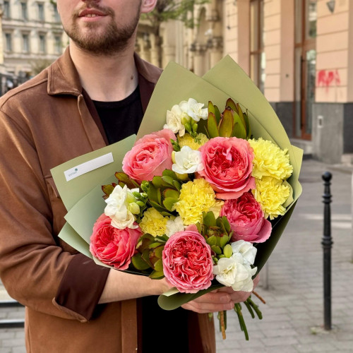 Яскравий букет з півонієвидними трояндами «Весела Олександра»