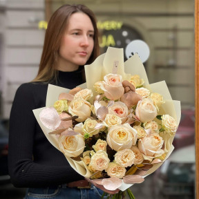 Світлий золотистий букет із троянд та евкаліпту «Золота Марія»