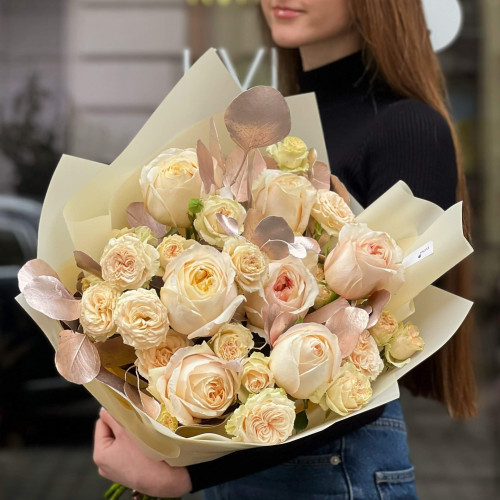 Світлий золотистий букет із троянд та евкаліпту «Золота Марія»