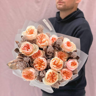 Дуобукет із піоновидних троянд Juliet та скімії «Персики для Анни»