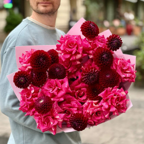 Bright bouquet with dahlias and roses «Fiery Lyudmila»