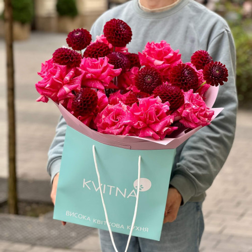 Яскравий букет з жоржинами та трояндами «Запальна Людмила»