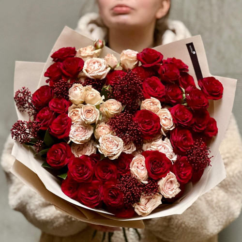 Контрастний букет з кущової піоновидної троянди зі скімією «Пристрасна Юлія»