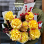 Яскравий букет із жовтих троянд, ілекса та скімії «Сяюча Марічка»