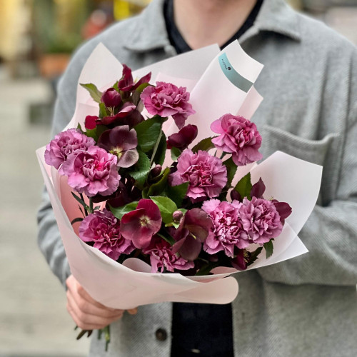 Фіолетовий букет із діантусів і хелеборуса «Таємнича Юліана»