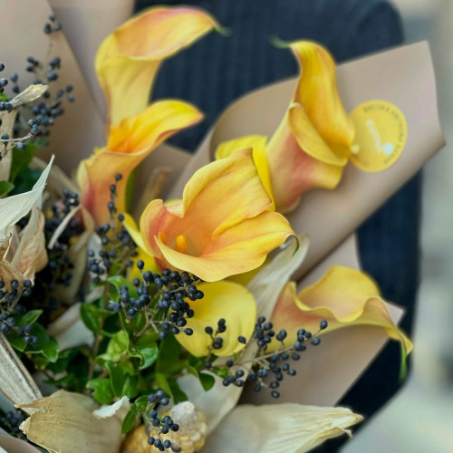 Яркий букет с каллами «Осеннее солнце»