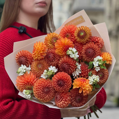 Помаранчевий букет з жоржинами «Квітучі апельсини»