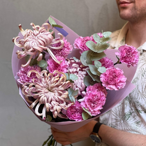 Bright bouquet with premium Vienna chrysanthemums «Autumn Amethyst»