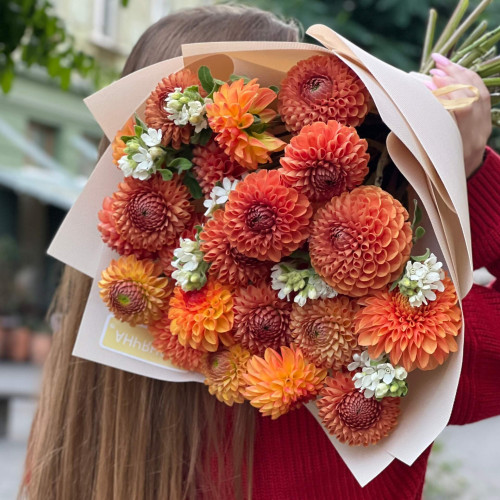 Помаранчевий букет з жоржинами «Квітучі апельсини»