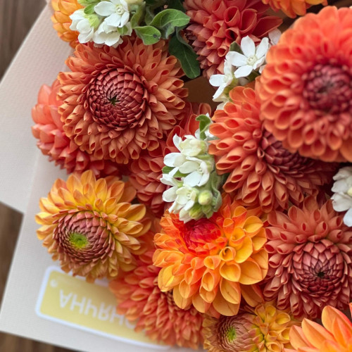 Помаранчевий букет з жоржинами «Квітучі апельсини»