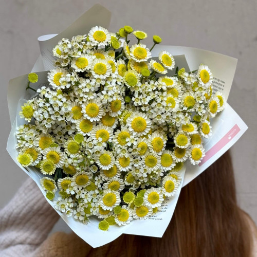 Нежный осенний букет из кустовой хризантемы и хамелациума «Мерцание лепестков»