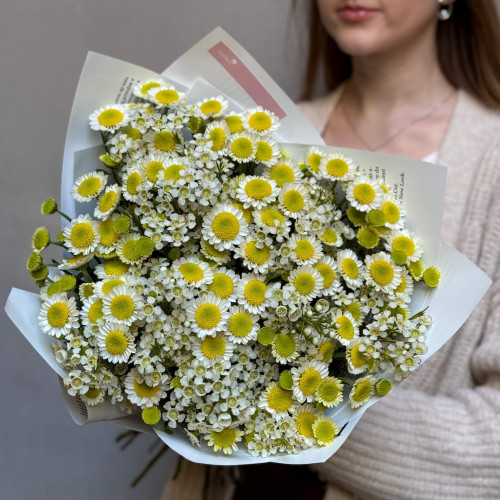 Нежный осенний букет из кустовой хризантемы и хамелациума «Мерцание лепестков»