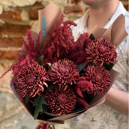 Насичено-бордовий букет з хризантемою Bigoudi «Осінні кучері»