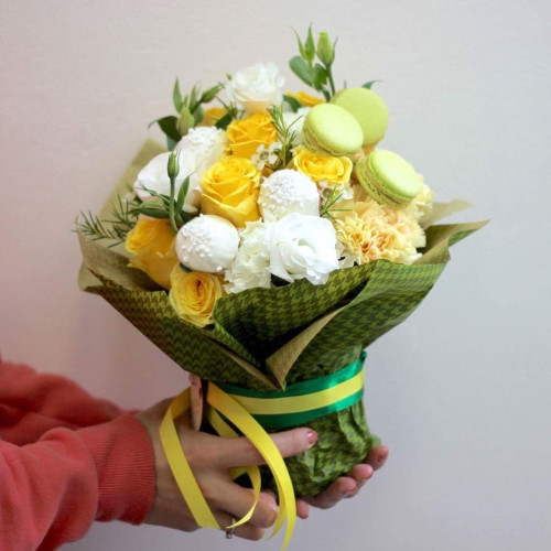 Дитяча композиція з міні-кексами та макарунами