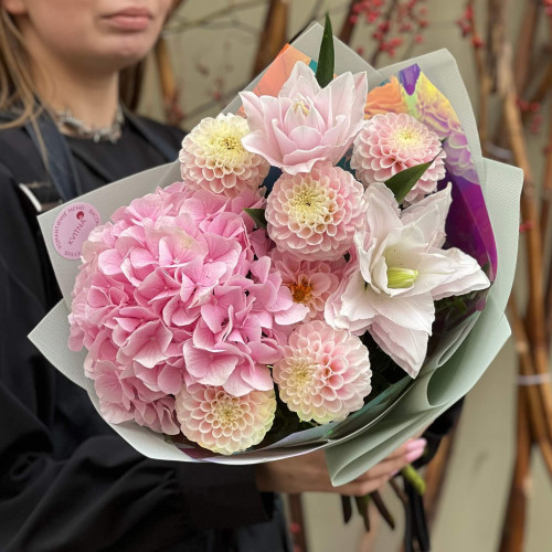 Нежный букет с махровой лилией «Розовая сказка»