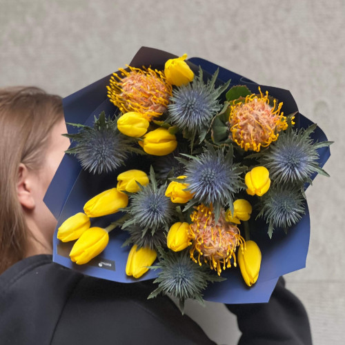 Яскравий букет з екзотичними квітами «Сміливе поєднання»