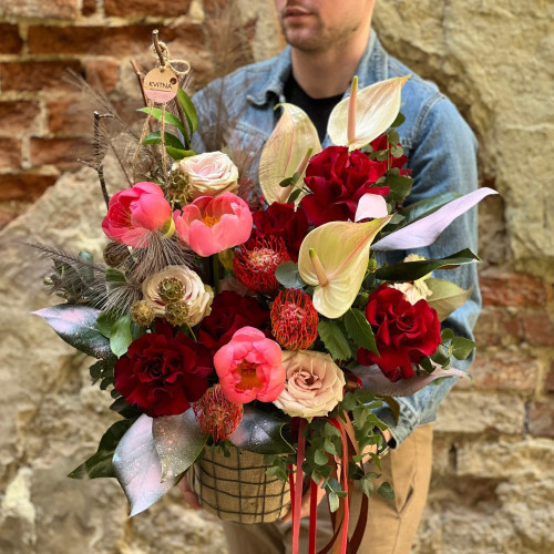 Стильна композиція у насичених кольорах «Вишуканий шарм»