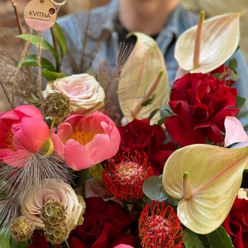 Стильна композиція у насичених кольорах «Вишуканий шарм»