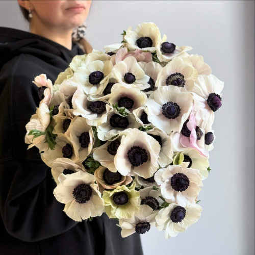 45 білих анемонів у букеті «Вишуканість»