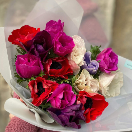 Червоно-рожево-біло-фіолетовий мікс з 15 анемонів