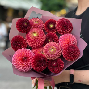 Букет из 15 георгин в терракотовых оттенках «Летний Фрамбуазье»