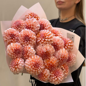 21 жоржина Peaches N’Cream у букеті «Персикова мелодія»