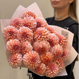 21 жоржина Peaches N’Cream у букеті «Персикова мелодія»