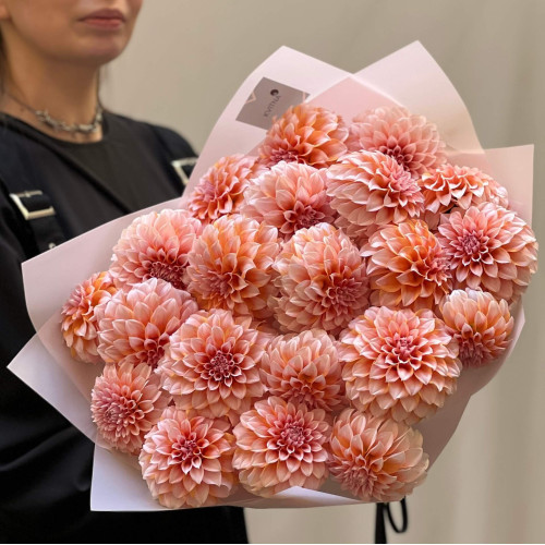 21 жоржина Peaches N’Cream у букеті «Персикова мелодія»