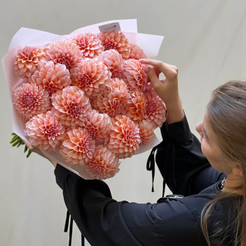 21 жоржина Peaches N’Cream у букеті «Персикова мелодія»