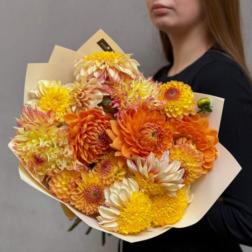 Радісний букет із 17 жоржин «Сонячні Карпати»