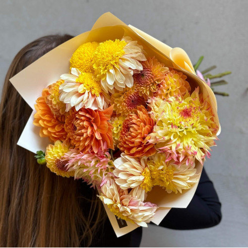 Радісний букет із 17 жоржин «Сонячні Карпати»