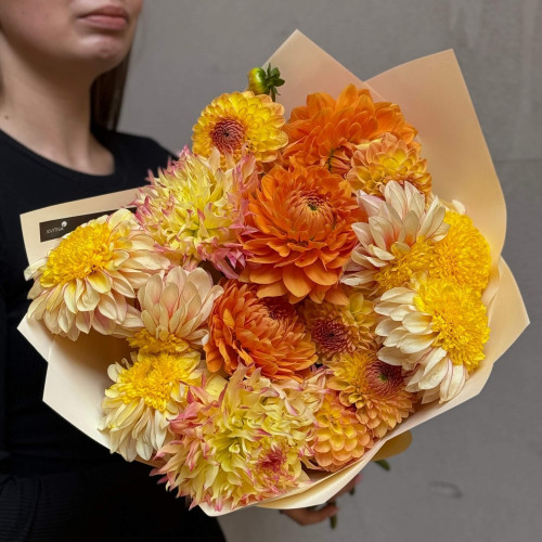 Радісний букет із 17 жоржин «Сонячні Карпати»