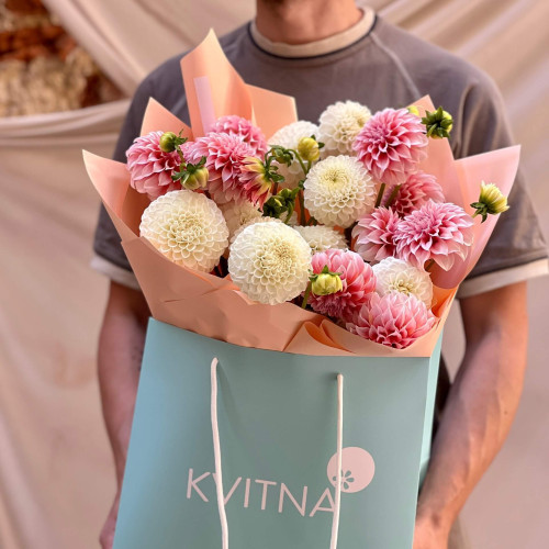 19 георгин в букете «Мороженое с персиками»