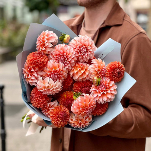 25 жоржин у букеті «Пізній персик»