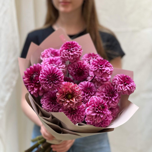 21 dahlias in a bouquet «Inky Sun»