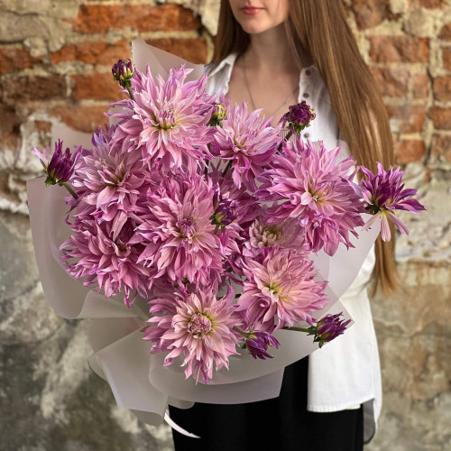 13 неймовірних об'ємних жоржин у букеті «Космічне сяйво»