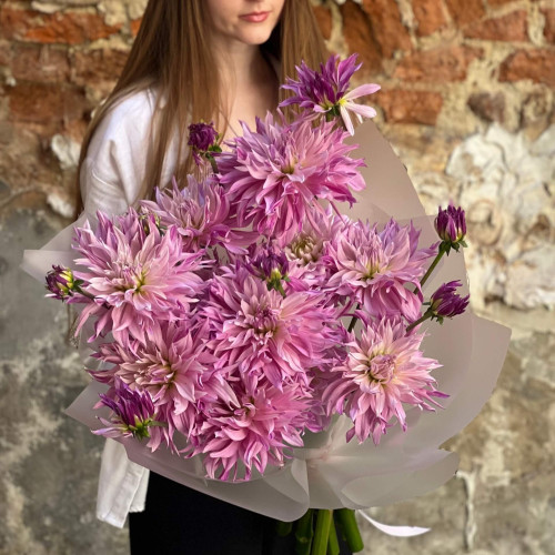 13 неймовірних об'ємних жоржин у букеті «Космічне сяйво»