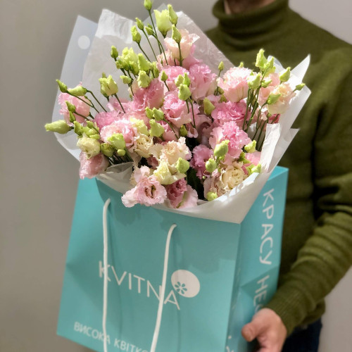 7 гілок ніжної рожевої еустоми у букеті «Цукрова пелюсточка»