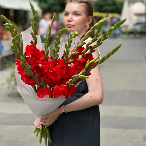 13 гладіолусів у букеті «Палкий вогник»