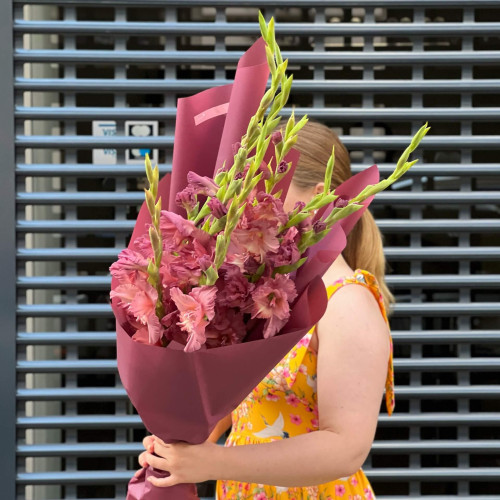 9 гладіолусів у букеті «Вир метеликів»