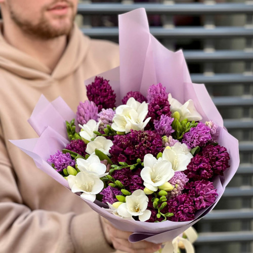 27 гіацинтів і фрезії у букеті «Пурпурова розкіш»