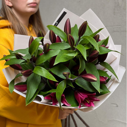 5 насичено-бордових лілій Bombastic у букеті «Фантастична лілія»