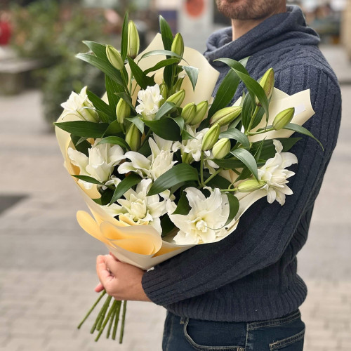 7 веток лилии в букете «Ароматная Лилия»