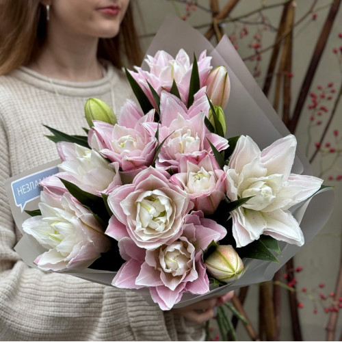 7 premium Sarah Bernhardt peony lilies in a bouquet «Light Aroma»