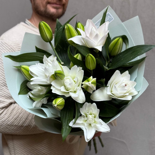 5 пионовидных лилий в букете «Серебряные созвездия»