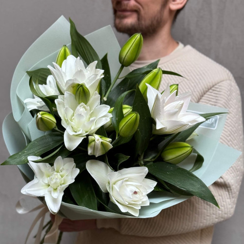 5 пионовидных лилий в букете «Серебряные созвездия»