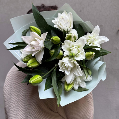 5 пионовидных лилий в букете «Серебряные созвездия»