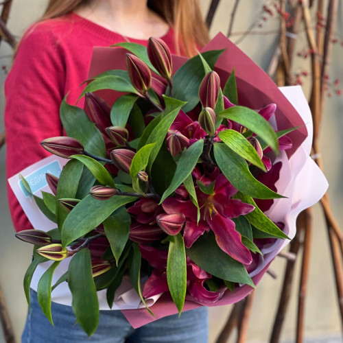 5 розкішних бордових лілій Bombastic у букеті «Аромат Бургундії»
